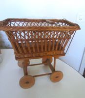 Puppenwagen aus Korbgeflecht