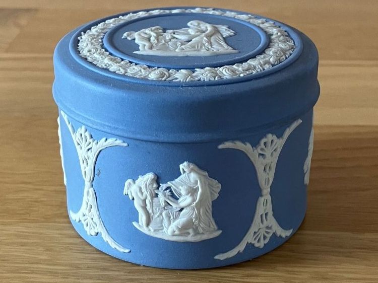 Tutte le decorazioni: Schmuckdose aus blauer Jasperware von Wedgwood – Usato da Bern venduto da schoenisache