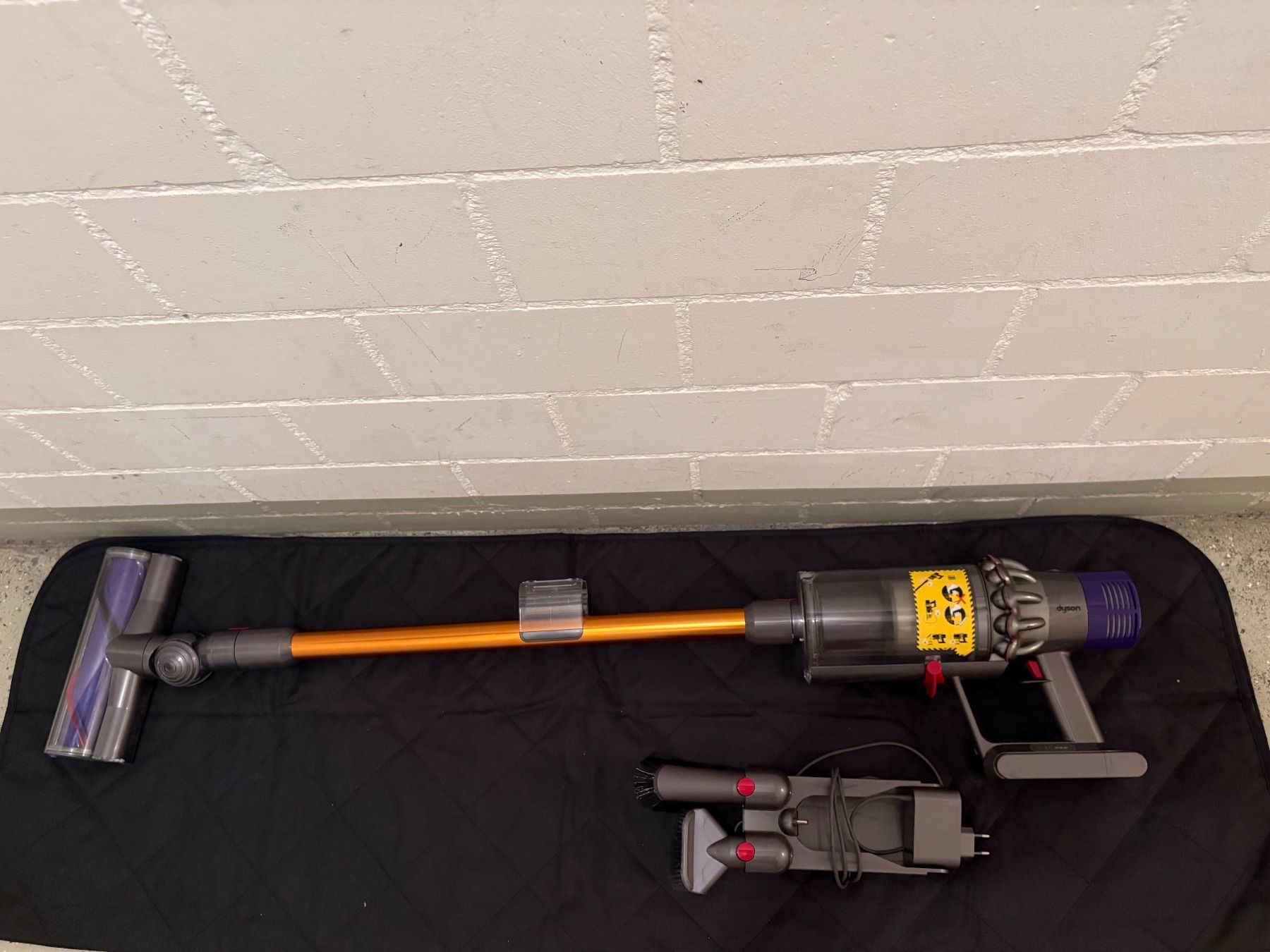 Dyson Aspirapolveri & Accessori: Dyson V10  Handstaubsauger mit Zubehör – Usato da Lausen venduto da sen_jm7c 1
