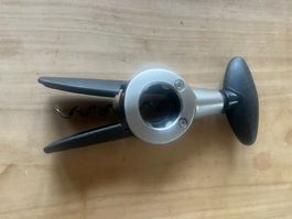 Zapfenzieher mit integrierten Flaschendeckelschneider