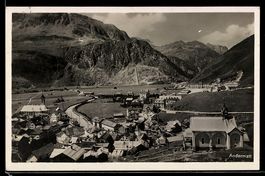 AK Andermatt, Ortsansicht mit Kirche und Bahnviadukt