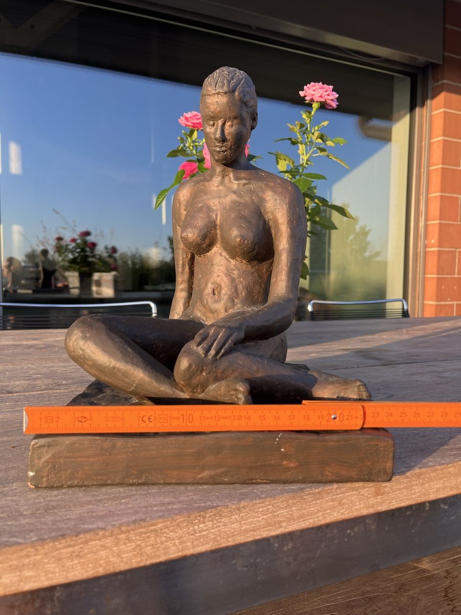 Sculture & Statue: Elegante Skulptur "Sitzende" von Albert Strupler, 1998 – Nuovo (secondo la descrizione) da Wiesendangen venduto da Pinacle 5