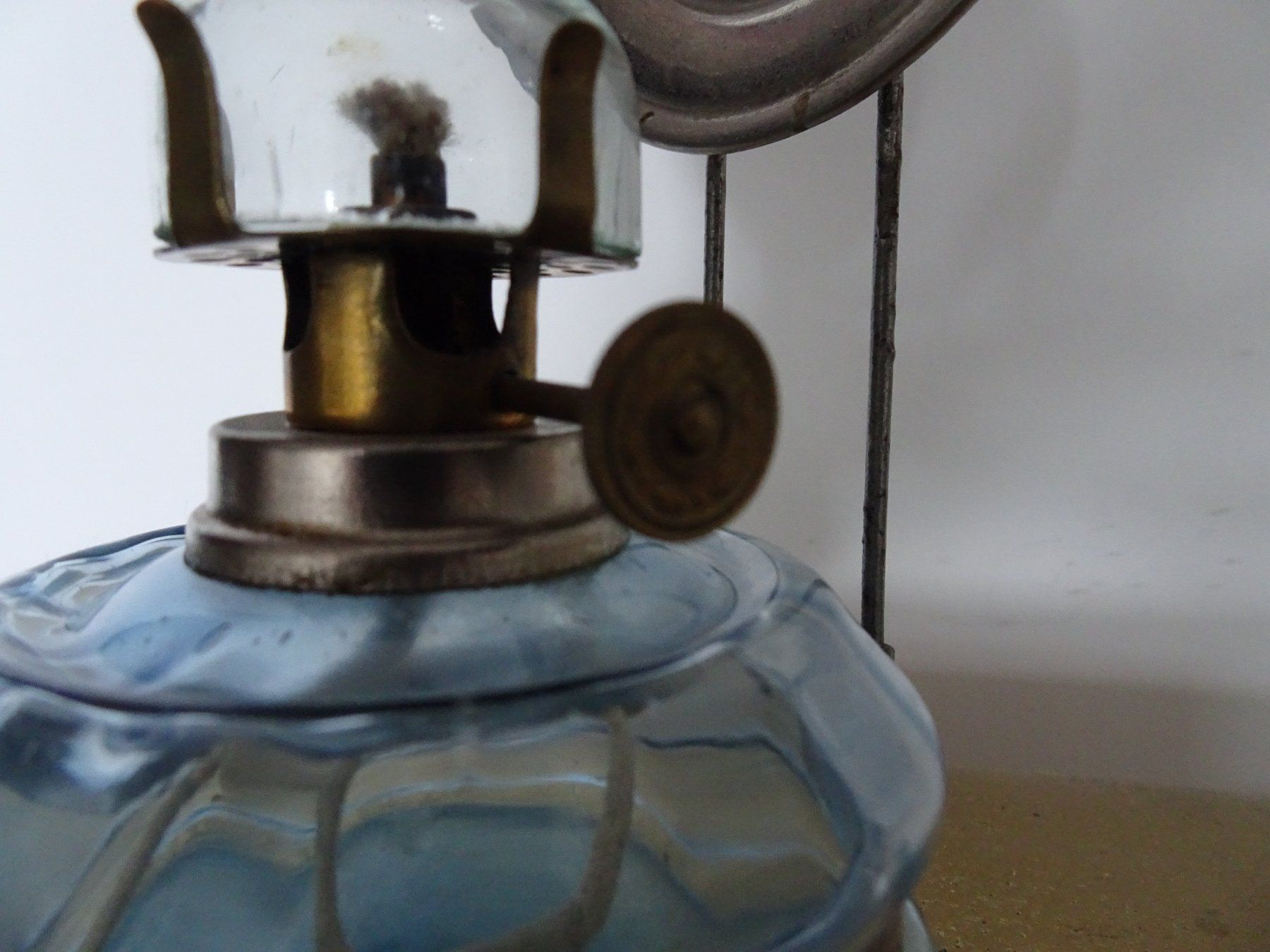 Lampade: Antike blaue Petroleumlampe mit Reflektor, Wandlampe – Usato da Vitznau venduto da Mina60 7