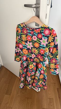 Blumenkleid Grösse 116 - 122 Perfekt für den Frühling!