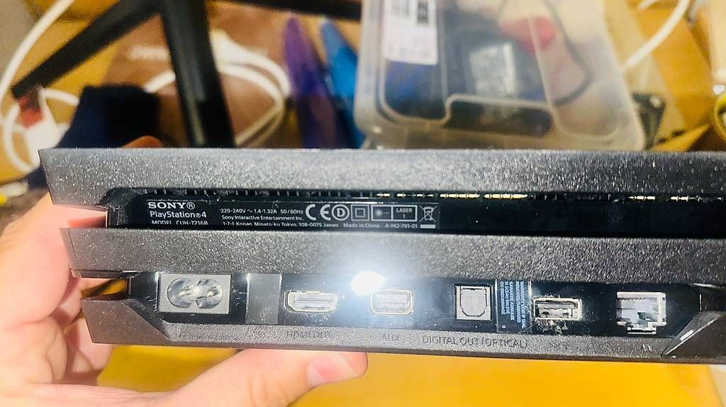 Konsolen: Sony PlayStation 4 Pro 1TB + 3 Controller + Ladestation – Gebraucht aus Fehraltorf von Cbs