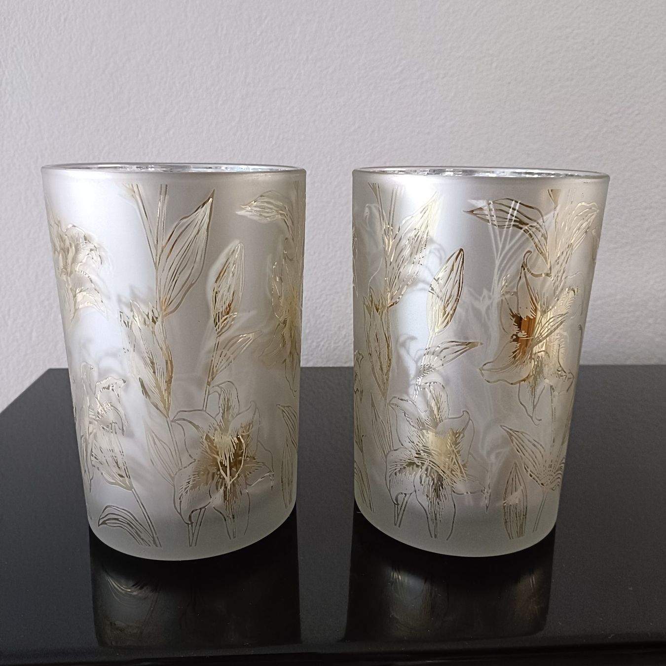 Portacandele: 2 Windlichter, matt, gold, Lilien, neuwertig – Usato da Attelwil venduto da mike2882
