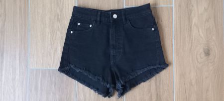 Kurze Jeanshose Marke ZARA schwarz Gr. 34