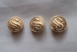 3 Knöpfe im Monogramm- Style