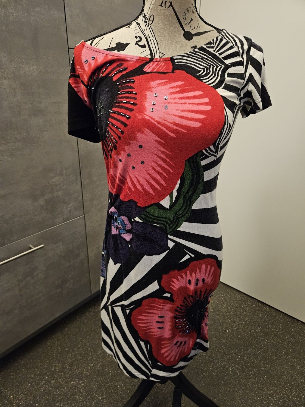 Desigual Vestiti: Kleid Desigual schwarz mit Blumenmuster Grösse M – Usato da Anwil venduto da tamoos