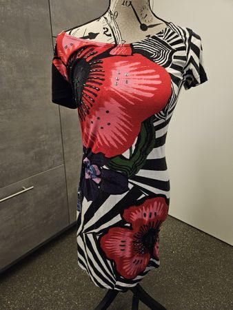 Kleid Desigual schwarz mit Blumenmuster Grösse M