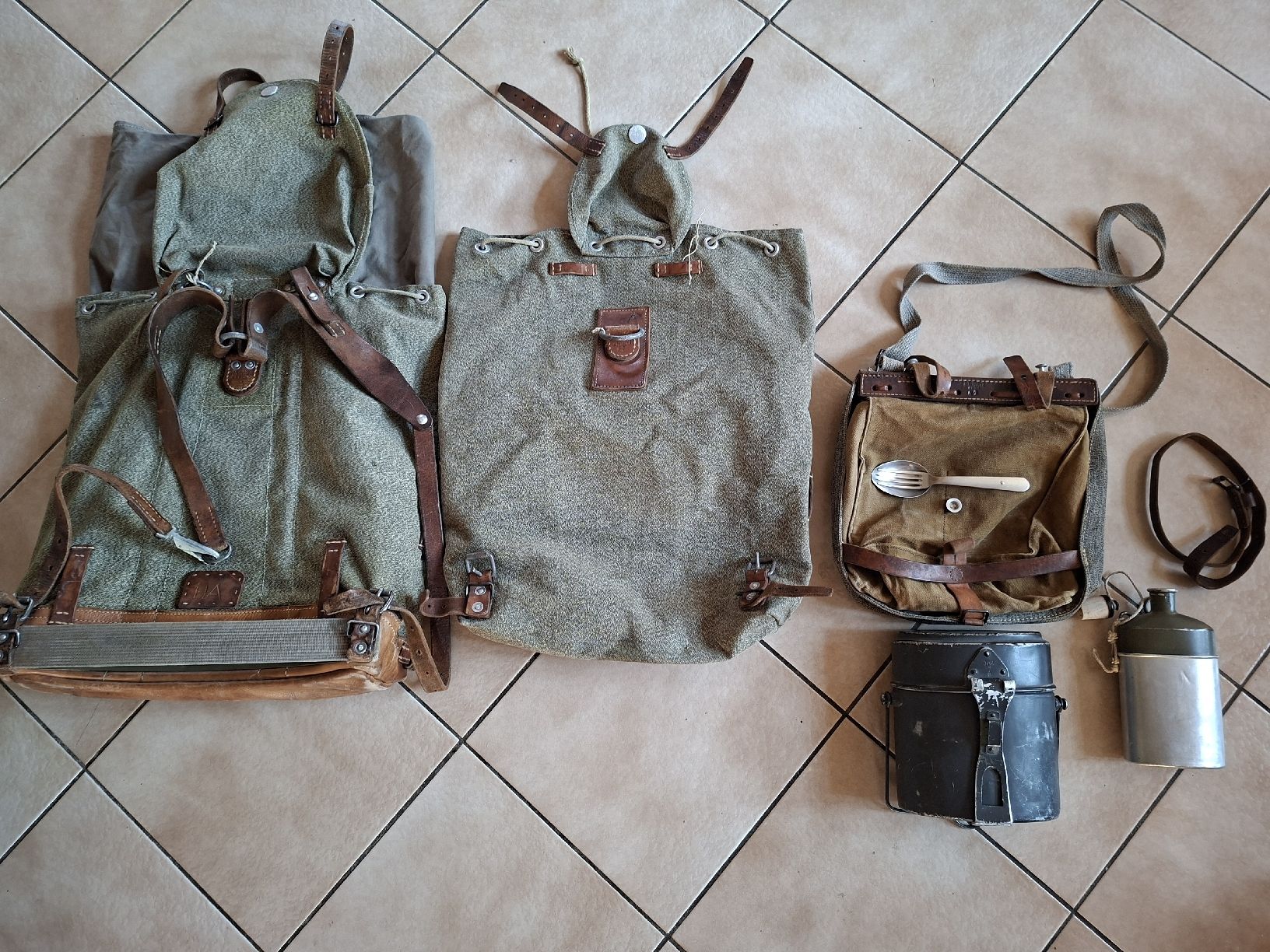 Schweizer Armee Zaini: Schweizer Armee Militär Rucksack mit Zubehör – Usato da Schwanden Sigrisw venduto da len_9yqg 1