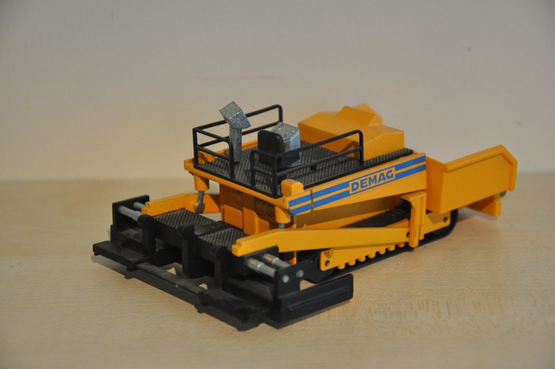 Demag Kit di modellismo & Modellini statici: DEMAG DF 120 Einbaumaschine – Difettoso da Mitlödi venduto da worker04 2