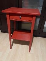 Roter Nachttisch mit Schublade und Ablagefläche Ikea Hemnes