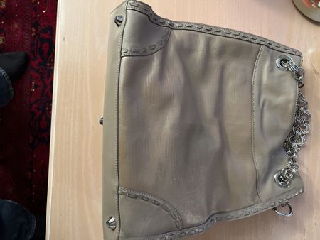 1 sac à main en cuir couleur taupe selon photos