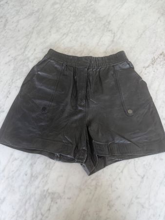 Shorts en cuir noir