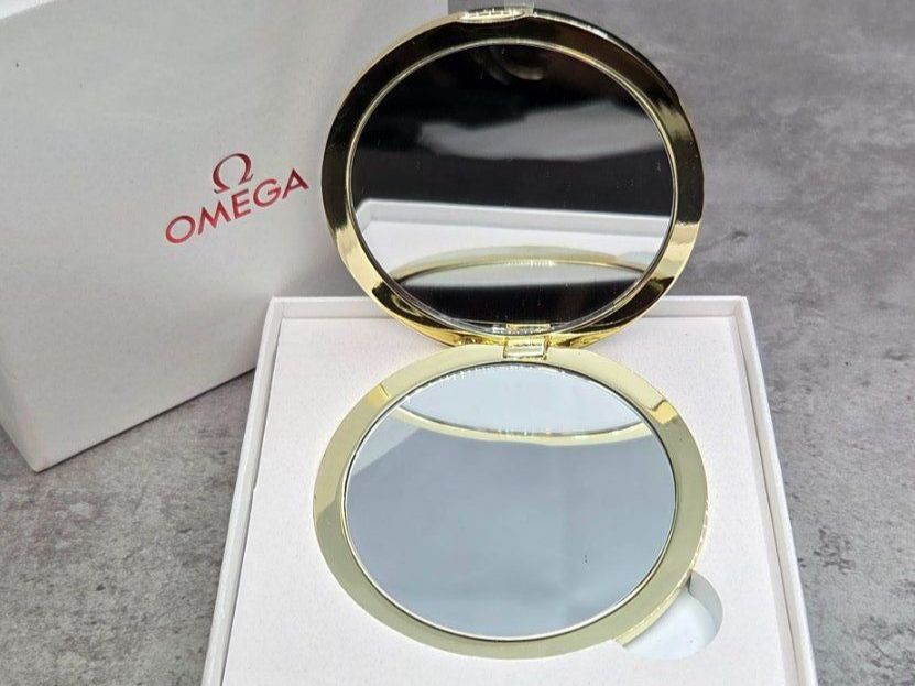 Specchi: Omega – Nuovo e nell'imballaggio originale da La Chaux-de-Fonds venduto da curtitswisswatches