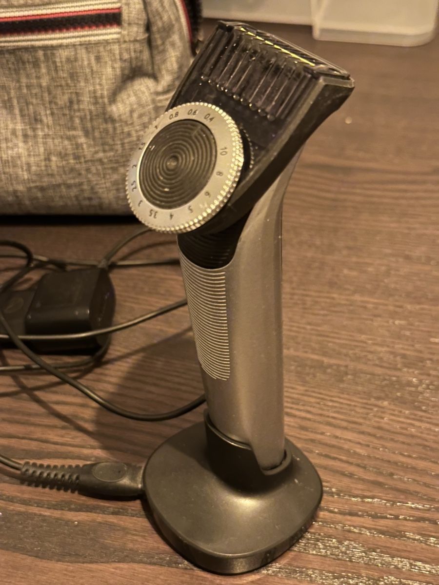Philips Rasoi & Lamette da barba: Philips OneBlade Trimmer mit Ladestation – Usato da Schlieren venduto da James1010 2