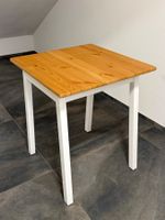 Kleiner Tisch, quadratisch, Holz, Beine weiss gestrichen