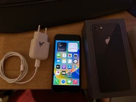 Apple iPhone 8 64GB schwarz inkl. Zubehör