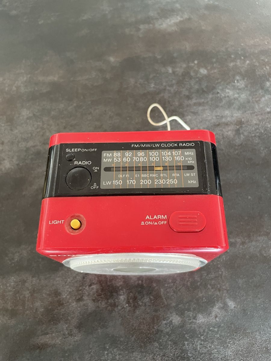 Radio-Réveil Vintage Cube Sony ICF-A10W Rouge (D'occasion) à Vallamand ...