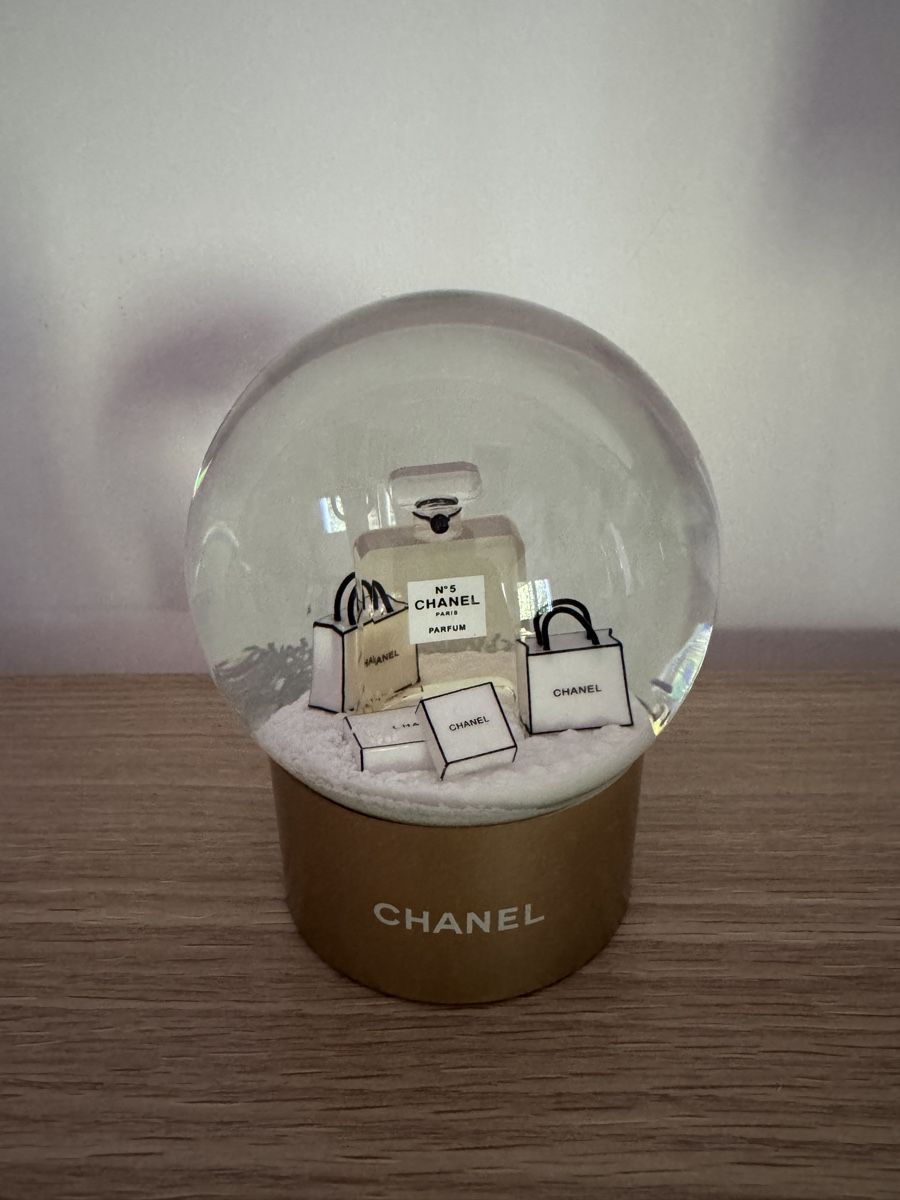 Toutes les décorations: Chanel Schneekugel – Neuf (Voir description) à Aesch BL par comven
