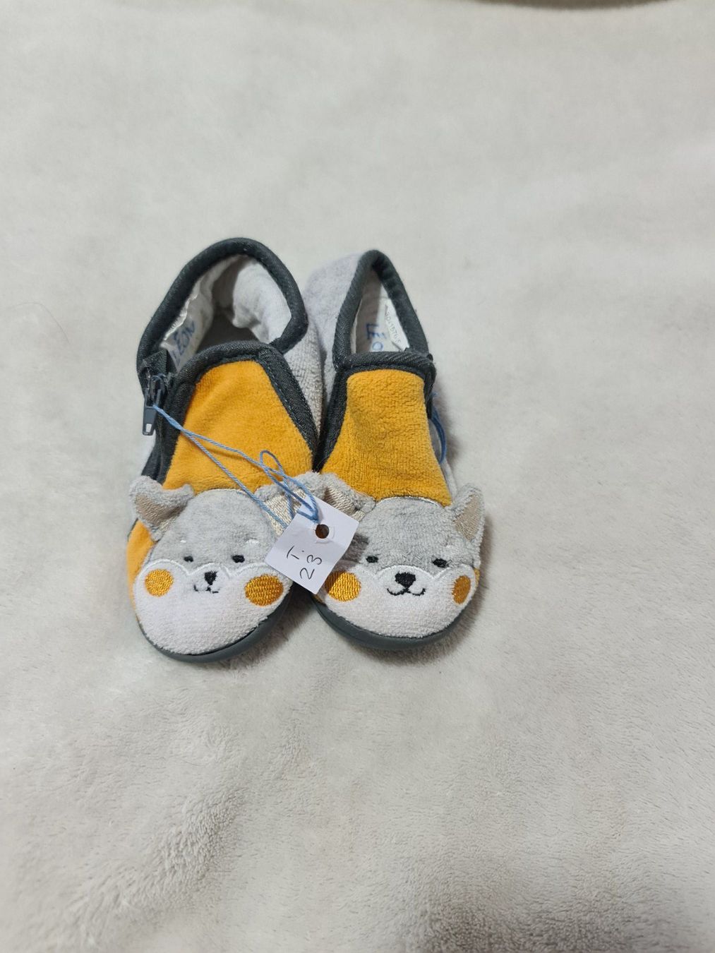 Scarpe per ragazzi: Chaussons jaune gris taille 23 – Usato da Orbe venduto da wulfnacht