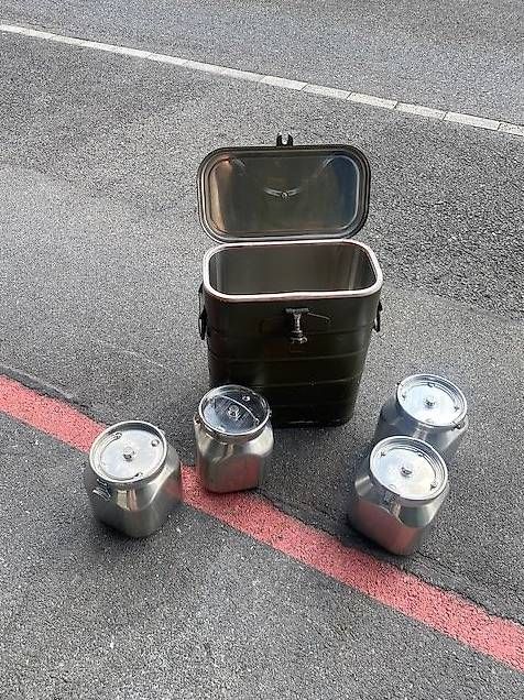 Elettrodomestici da cucina: Original Schweizer Armee Speiseträger / Tee - Bidon – Usato da Steinhausen venduto da einzelstueck-brocki 2