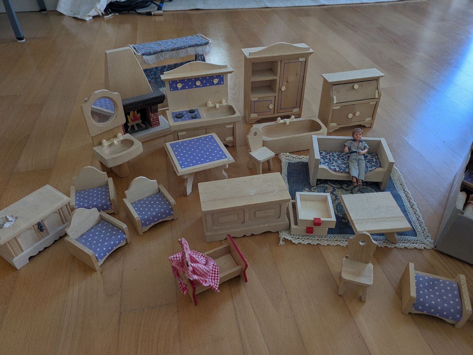 Case e mobili per bambole: Puppenhaus mit diversen kleinteile – Difettoso da Wettingen venduto da Jones360 6