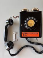 Wandtelefon mit Wählscheibe