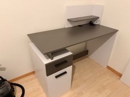Schreibtisch mit Schubladen, modernes Design, top Zustand!