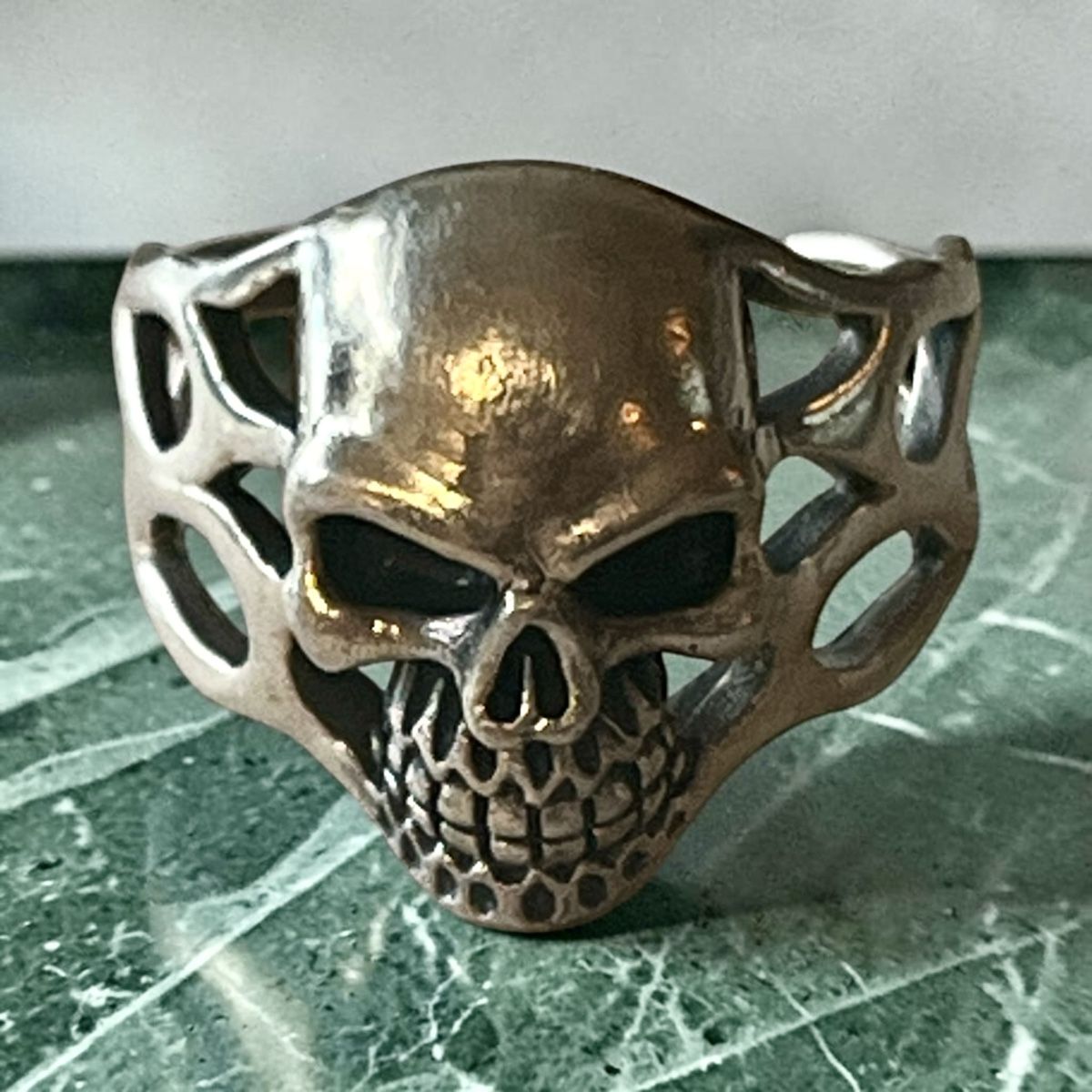 Thomas Sabo Ringe: Silberring mit Totenkopf – Gebraucht aus Winterthur von Numismatica-Vitu