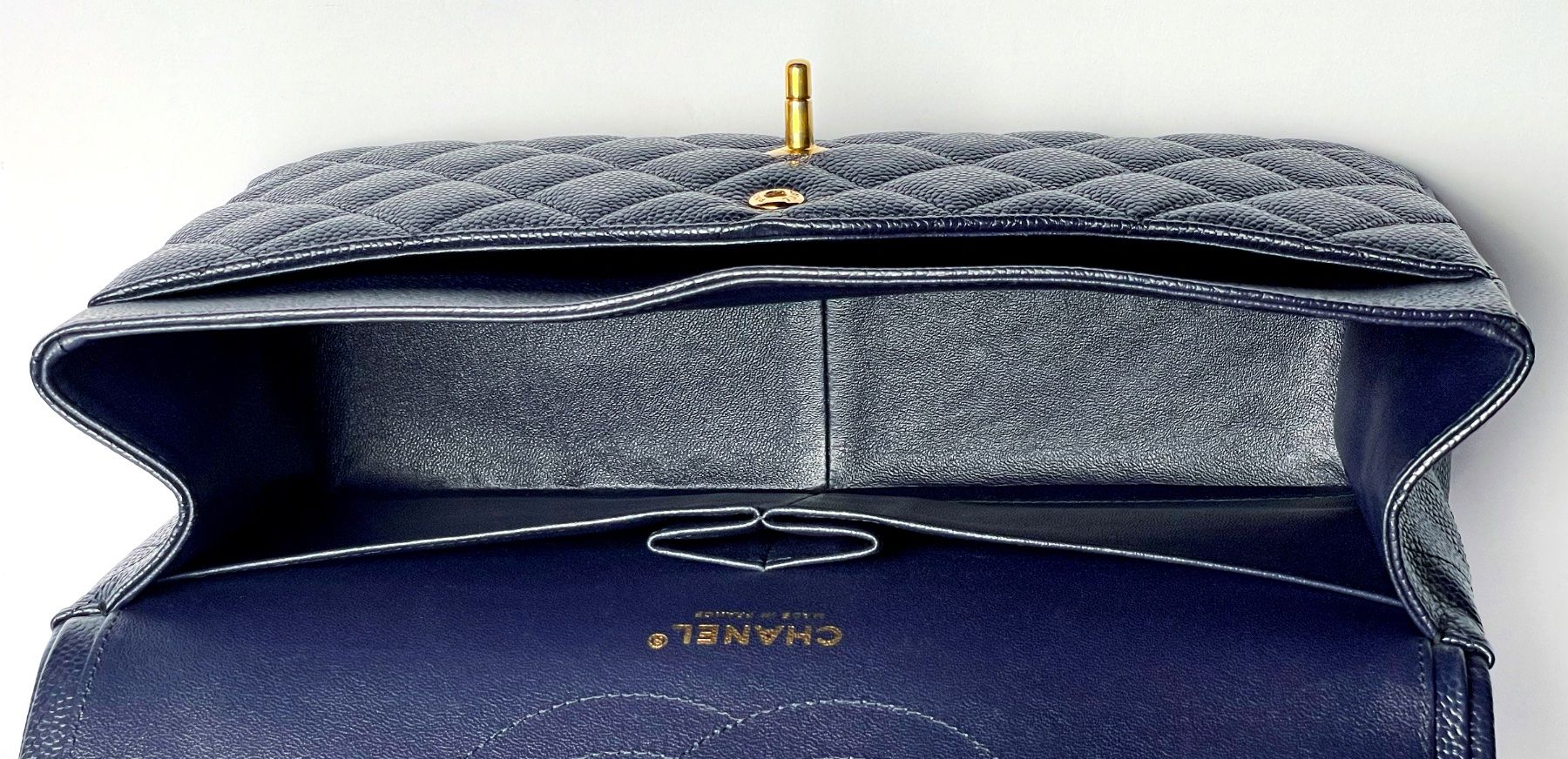 Chanel Taschen für Damen: CHANEL Navy Blue Quilted Caviar Medium Classic Double Flap – Gebraucht aus Basel von cocochanel67 7
