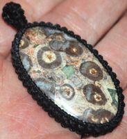 Anhänger L-5909 – Krokodil Jaspis Makramee ca. 4,5x2,7cm