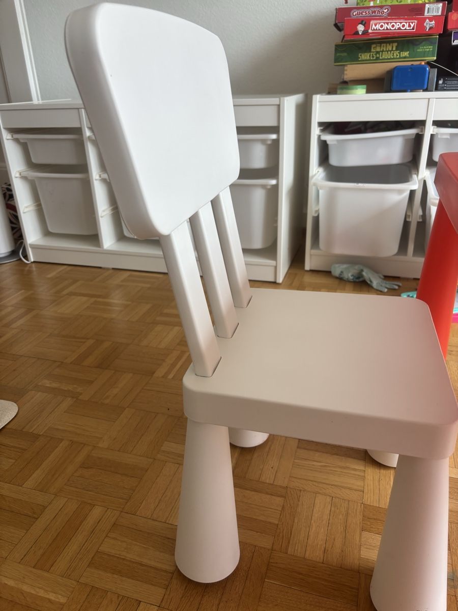 Tavoli: IKEA Kids Table and Chairs  – Usato da Genève venduto da dcl_7j5w 3