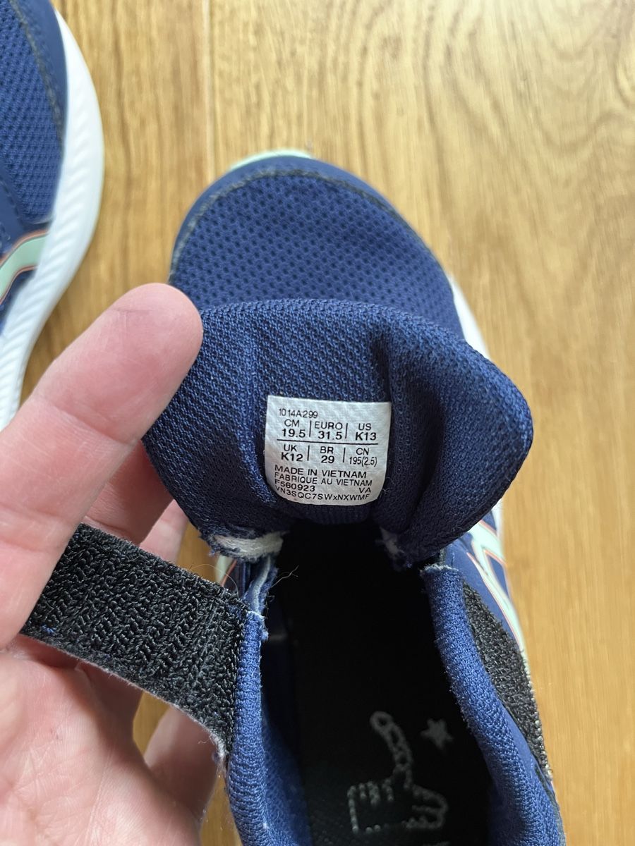 Asics Schuhe für Jungen: Turnschuhe asics 31.5 – Gebraucht aus Villmergen von Babiwe 2