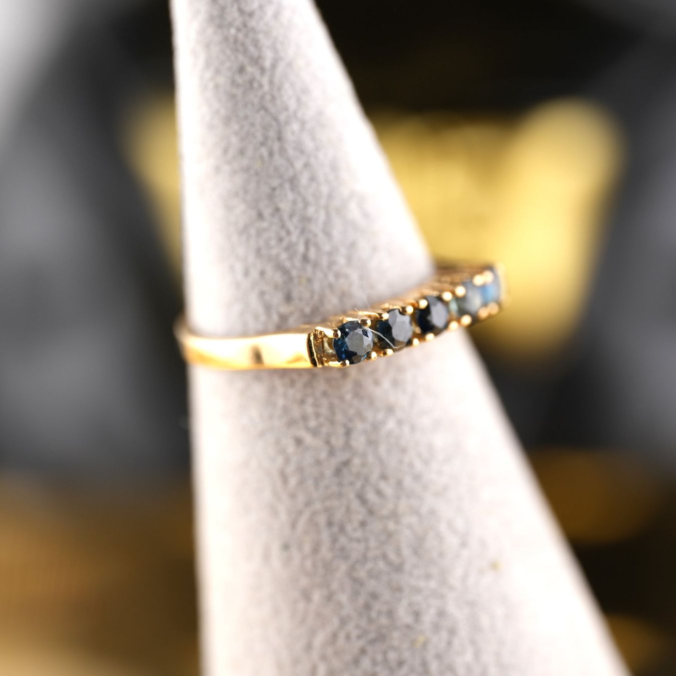 Ringe: Goldring 18K mit 5 Saphir Steinen – Gebraucht aus Basel von Vip24 1