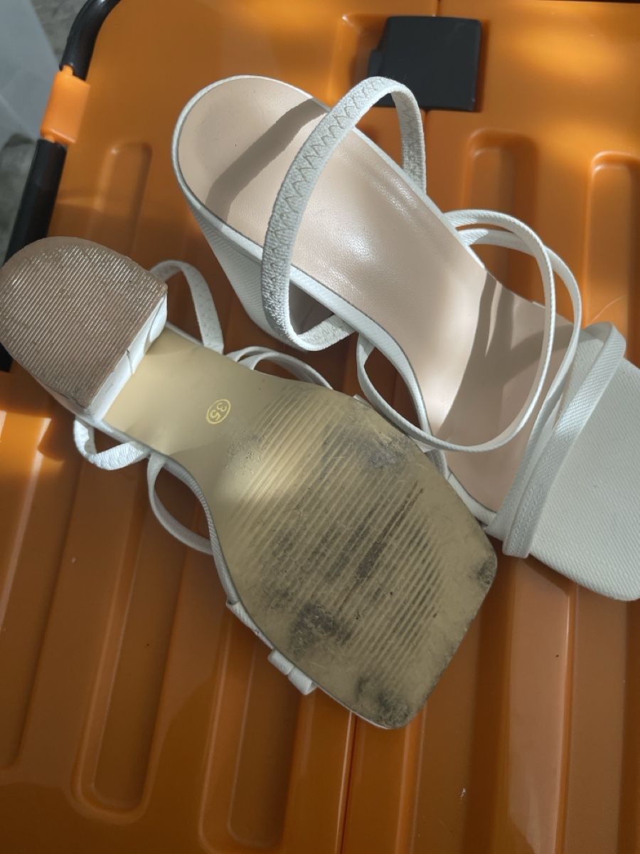 Scarpe da donna: Weisse Sandaletten mit Blockabsatz – Usato da Selzach venduto da Giusi400 1