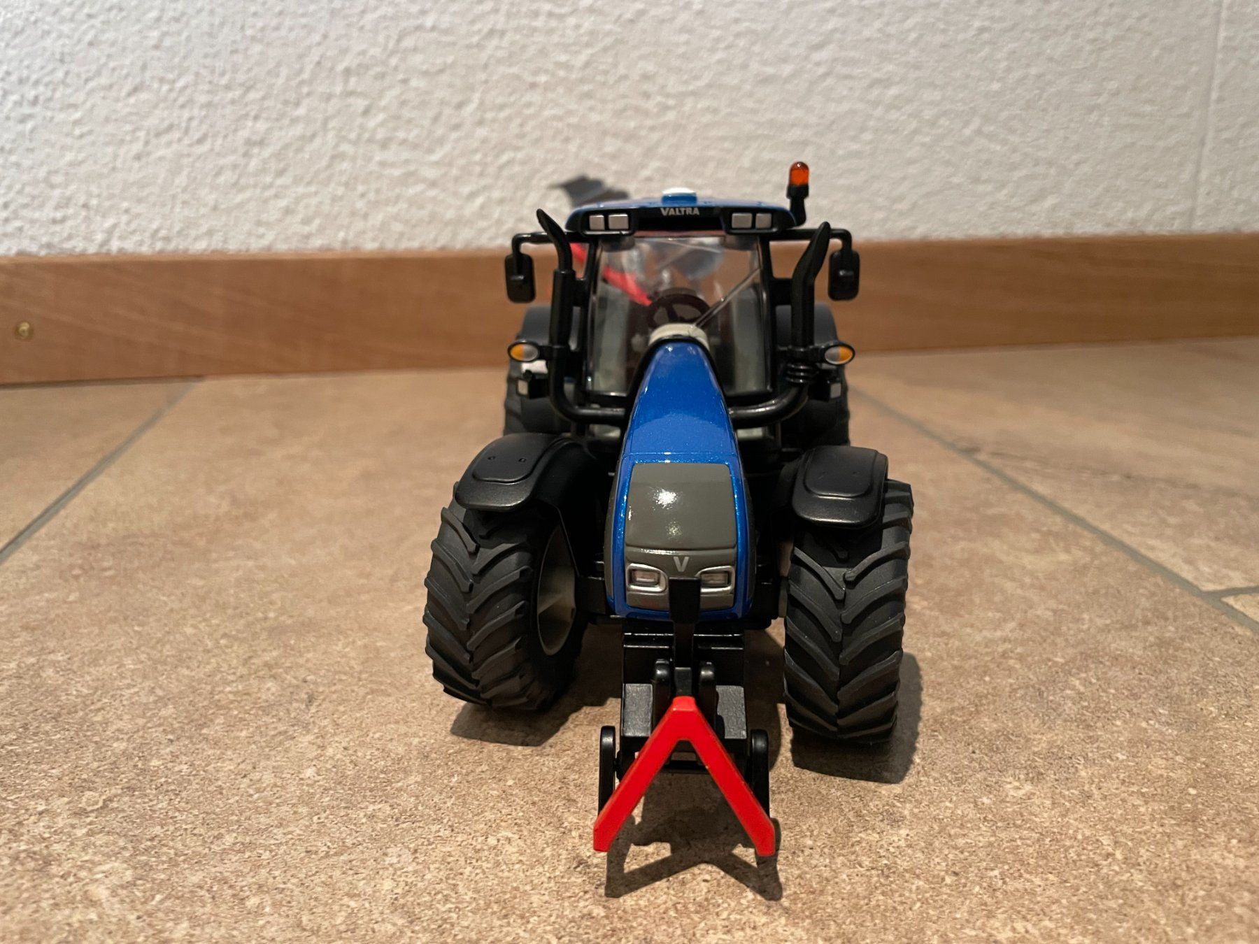 Valtra Traktoren: SIKU Valtra T191 mit Pflug – Neu und originalverpackt aus Kreuzlingen von Stefan1150 1