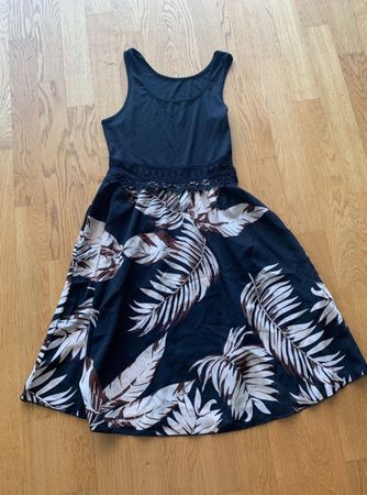 NEU Sommerkleid / Kleid Gr. S / 36 schwarz mit Palmenmuster