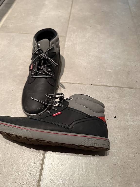 Scarpe da donna: Chaussures Levis chaudes taille 39 – Usato da Val d'Illiez venduto da sabesabe66