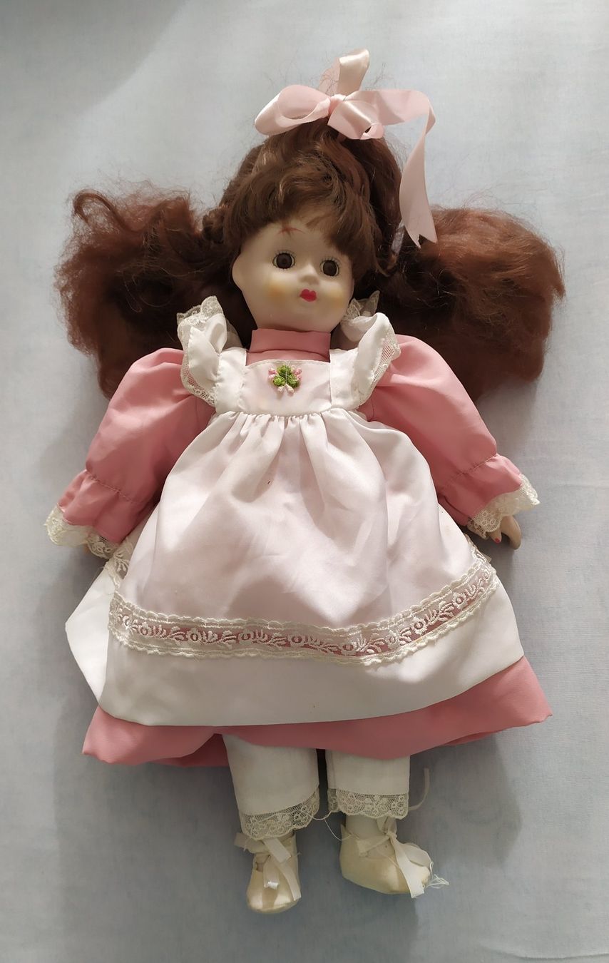 Bambole: Poupée en porcelaine avec belle robe – Usato da Chezard St-Martin venduto da Clocovale