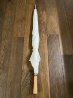 Eleganter, grosser, weisser Regenschirm, neuwertig