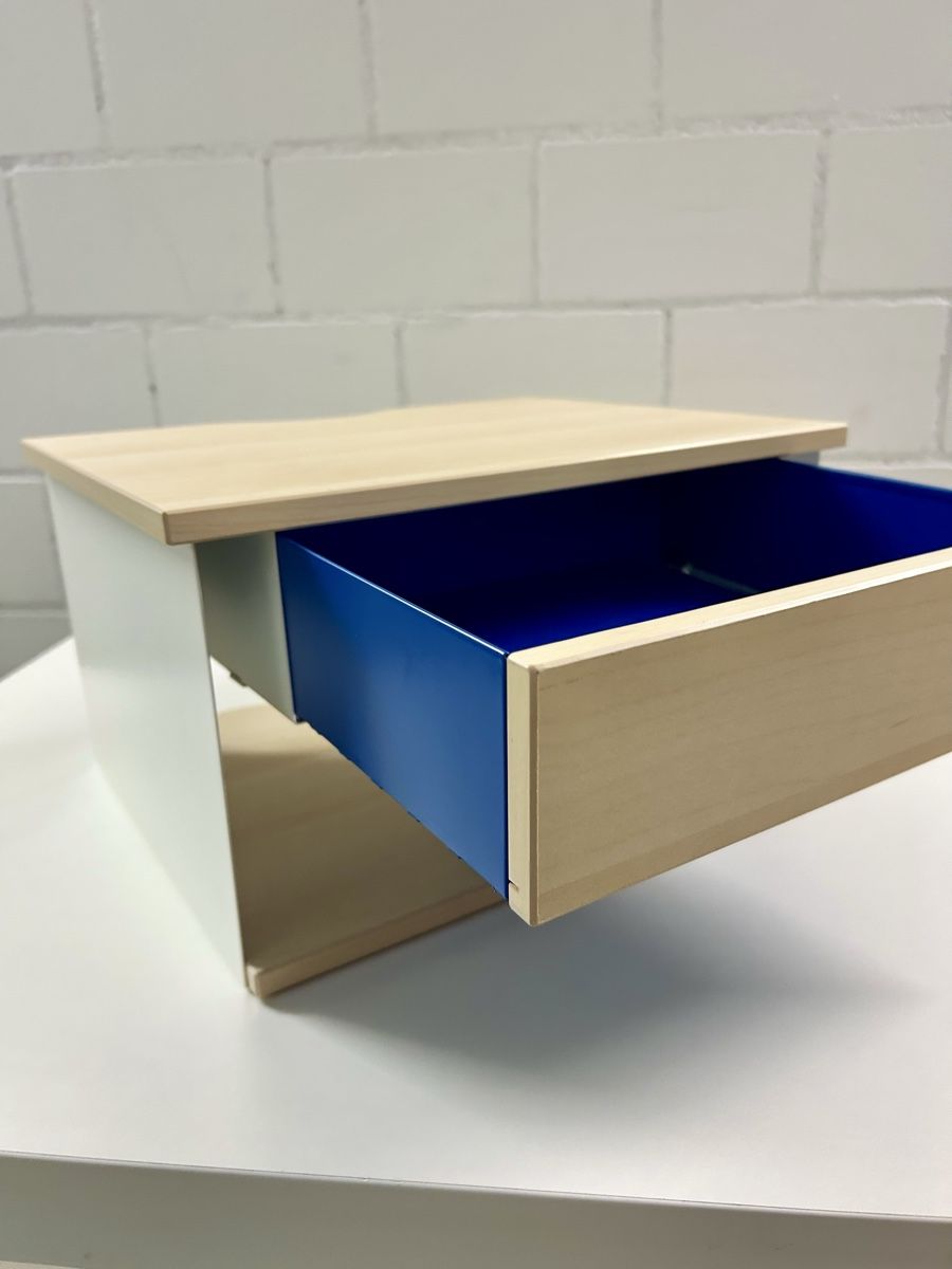Comodini: Modern wooden bedside table with blue drawer – Nuovo (secondo la descrizione) da Zürich venduto da lud_7ztt