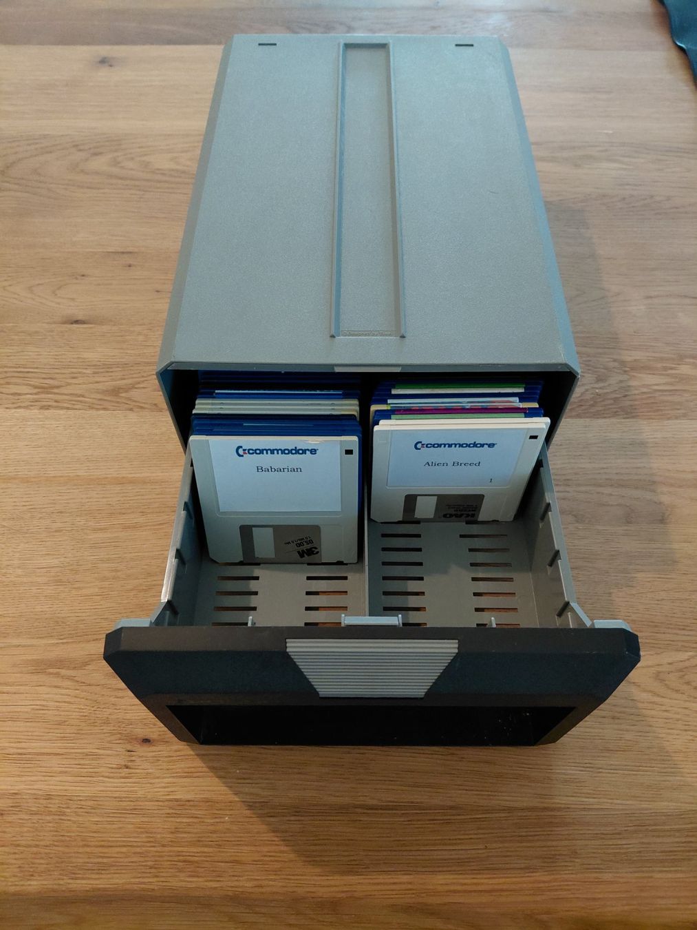 Commodore PC: Diskettenbox mit 120 Disketten – Usato da Beringen venduto da Beringen75 1