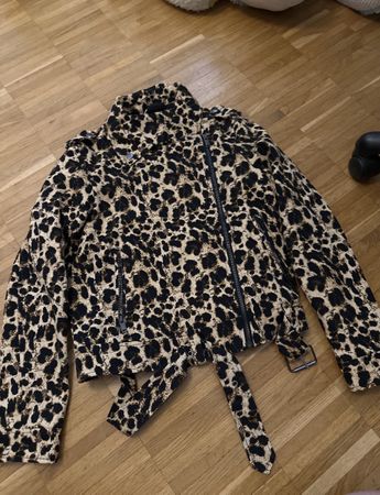 Veste courte imprimé léopard taille M bon état