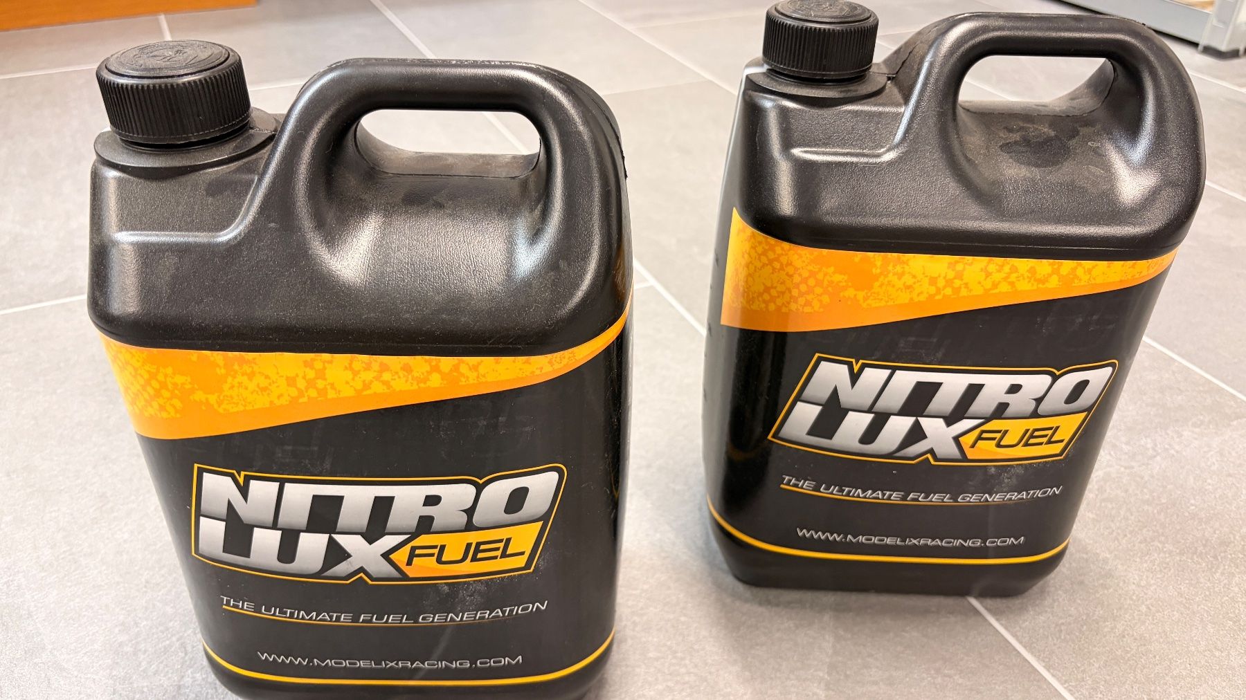 Modellismo RC: RC Nitro Benzin 2 x 5 Liter – Nuovo e nell'imballaggio originale da Bronschhofen venduto da Suriablau