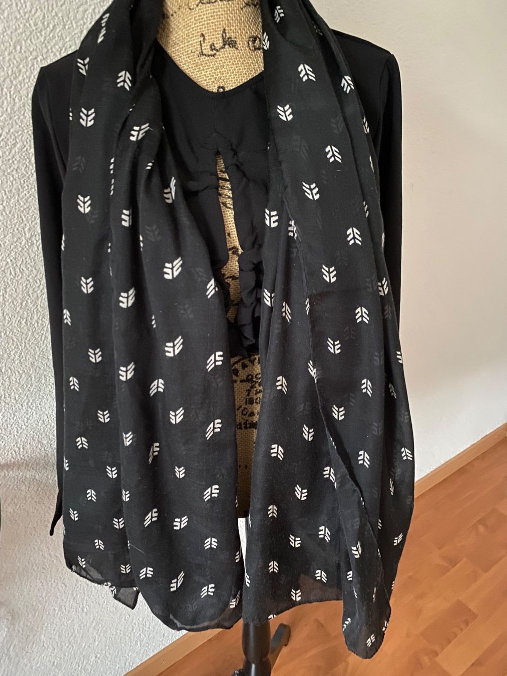 Foulard & Sciarpe: Schal / Tuch schwarz – Usato da Balsthal venduto da Uroby