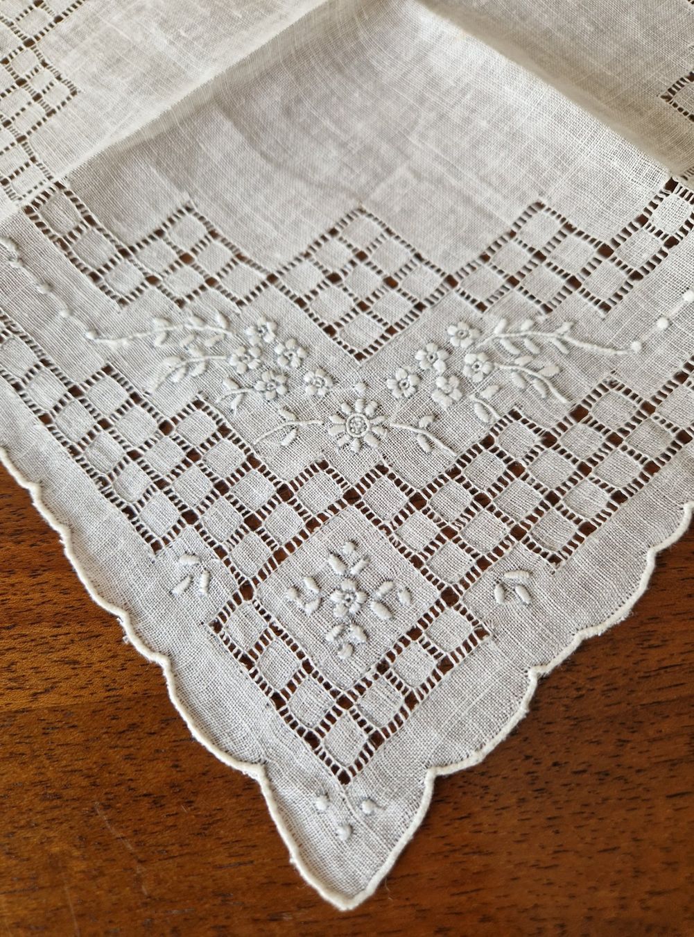 Sonstige Kleidung & Accessoires: Taschentuch mit Stickerei – Neu (gemäss Beschreibung) aus Bern von Antikbatik 1