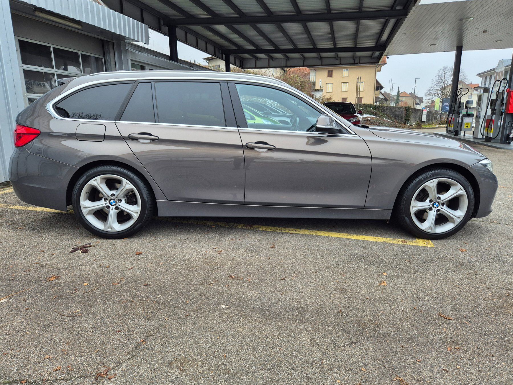 BMW Automobili: BMW 330i Touring xDrive – Usato da Grenchen venduto da Andreeandr