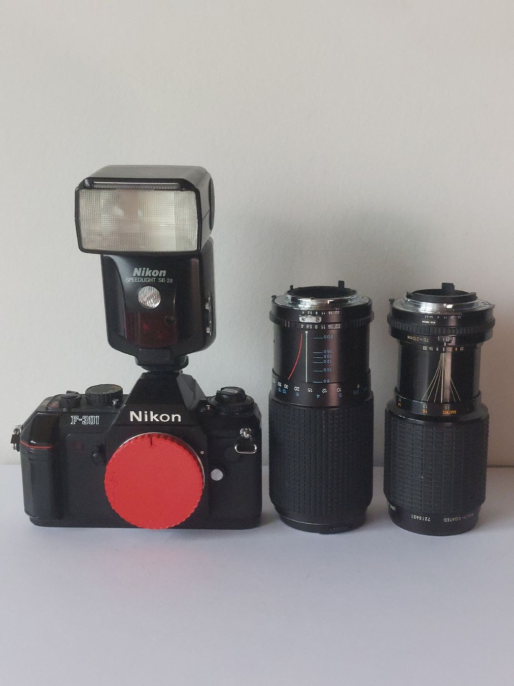 Nikon Fotocamera: Nikon F-301 + 2 Objektive und Flash – Difettoso da Schmitten FR venduto da losim1